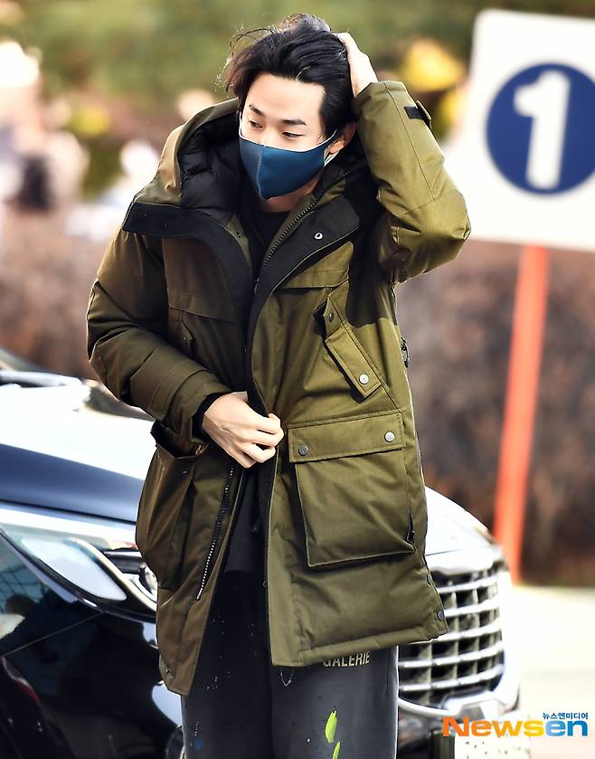 Henry Lau hair cleanup disheveled by cold windSinger Henry Lau enters Broadcasting Stations for a broadcast program recording on December 8.Lee Jaeha