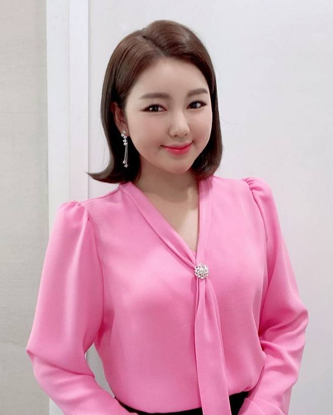 Song Ga-in, Mr. Trot National Sports Festival Should catch the première Encouragement A lot of viewing requestsSinger Song Ga-in encouraged the shooter of the main room of Mr. Trot National Sports Festival.On December 8, Song Ga-in wrote on his instagram: Trot national championshipI would like to see a lot of Jeolla Coaches. In the photo, Song Ga-in showed off her bright beauty in a pink costume, with neatly over-headed hair and neat style maximizing her elegance.The netizens who watched this responded I will watch hard and Should catch the premiere this week.On the other hand, KBS2 Mr. Trot National Sports Festival starring Song Ga-in is broadcast every Saturday at 10:30 pm.