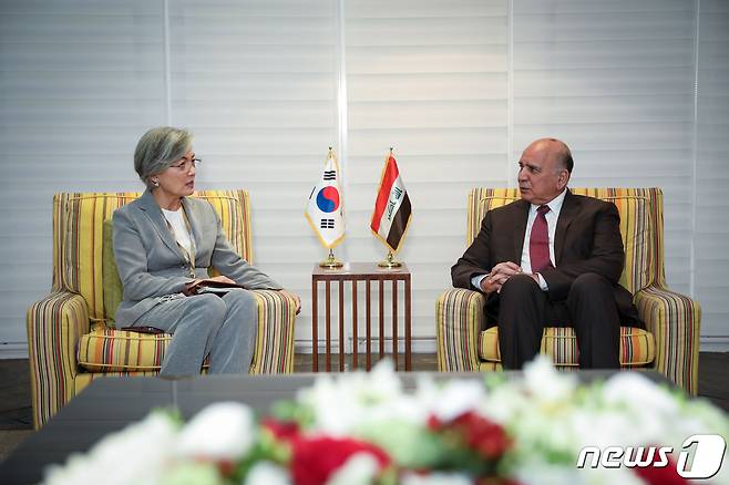 강경화 외교부 장관이 4일(현지시간) 바레인에서 푸아드 후세인 이라크 외교장관과 외교장관회담을 진행하고 있다. (외교부 제공) 2020.12.5/뉴스1