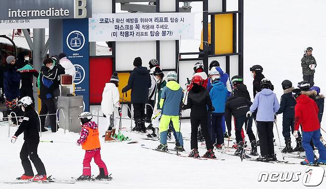 강원도 춘천 한 스키장 리프트 탑승장에 신종 코로나바이러스 감염증(코로나19) 확산 방지를 위해 이용객들에게 마스크 착용 의무를 알리는 현수막이 걸려 있다. 2020.12.6/뉴스1 © News1 민경석 기자