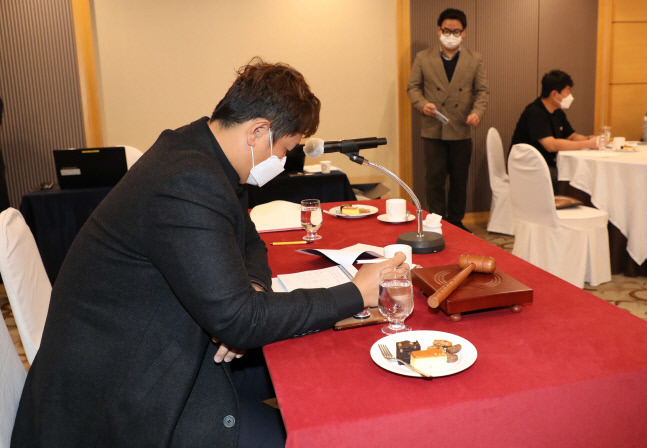 프로야구 롯데 이대호 선수가 7일 오전 강남구 리베라호텔에서 열린 선수협회 이사회에 참석해 있다. 연합뉴스