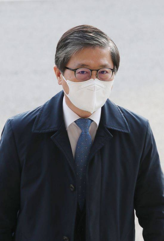 변창흠 국토교통부 장관 후보자가 7일 오전 과천 서울지방국토관리청으로 출근하고 있다. (사진=연합뉴스)