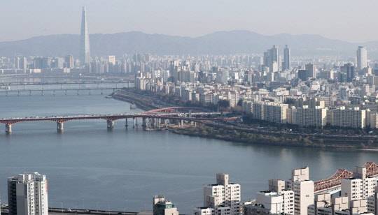 서울 매봉산에서 바라본 송파구, 강남구 일대 아파트 밀집 지역 모습. <연합뉴스>