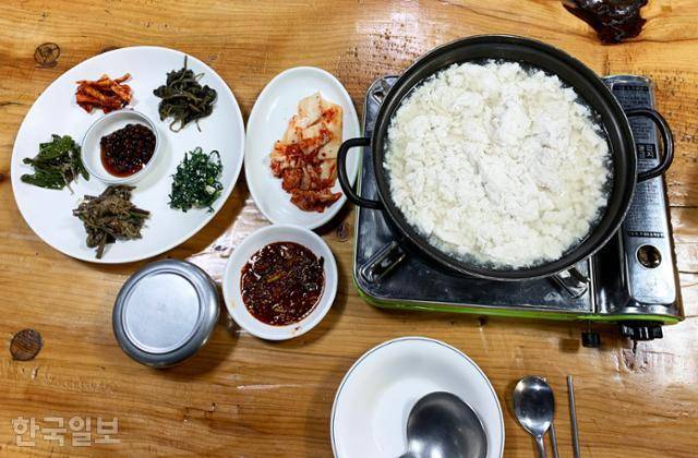 현등사 입구는 '우리콩 두부마을'이다. 일대 식당이 모두 두부 요리를 주 메뉴로 한다. 운악산두부골 식당의 순두부 백반. 8,000원.