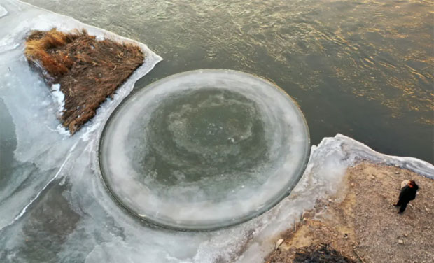 중국에서 좀처럼 보기 힘든 ‘얼음 원반’(ice disk 혹은 ice circle)이 포착됐다. 8일(현지시간) 데일리메일은 중국 네이멍구자치구 우란하오터시 강가에 대형 얼음 원반이 형성됐다고 보도했다.
