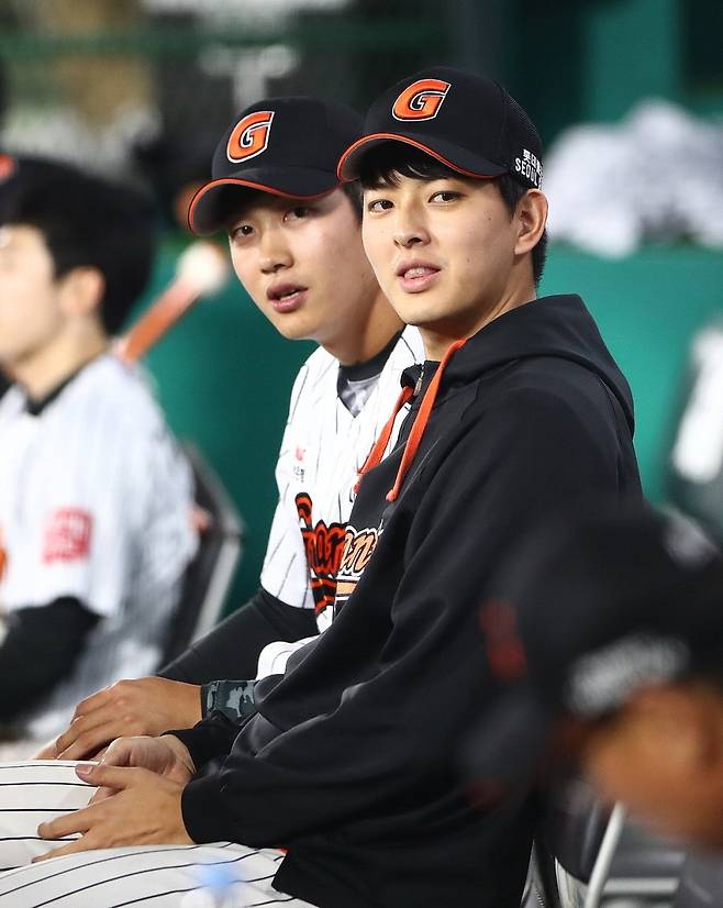 ▲ 2018년 김원중의 모습(오른쪽). ⓒ롯데 자이언츠