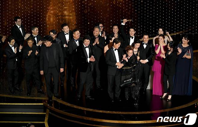 영화 '기생충'의 봉준호 감독과 배우, 제작진들이 지난 2월 미국 캘리포니아주 로스앤젤레스 할리우드 돌비극장에서 열린 제92회 아카데미 시상식에서 작품상을 받고 있는 모습. © AFP=뉴스1 © News1
