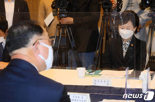 지난 11월 19일 정부서울청사에서 열린 제10차 부동산시장 점검 관계장관회의에 참석한 김현미 국토교통부 장관(앞)과 홍남기 부총리 겸 기획재정부 장관.  이날 정부는 '서민 중산층 주거안정 대책'이라는 24번째 부동산 대책을 내 놓았다.  © News1