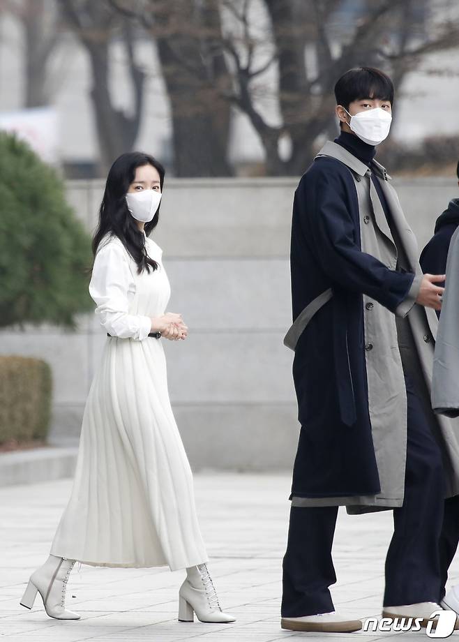 Han Ji-min - Nam Joo-hyuk way home eye Zheng He(Seoul=) = Actor Nam Joo-hyuk, Han Ji-min (left) is leaving work after the show Dooshi Escape Cult show was broadcast on SBS in Mok-dong, Yeongdeungpo-gu, Seoul on the 10th.2020.12.10