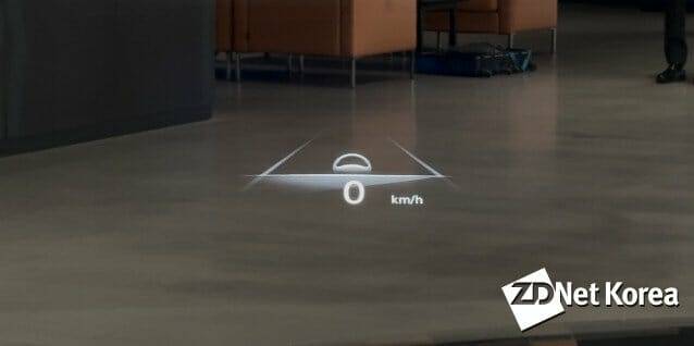 지디넷코리아가 8일 GV70 공개 현장에서 살펴본 헤드업 디스플레이 화면. 현재는 정차중인 상태라 기초적인 그래픽만 나온 상태다.