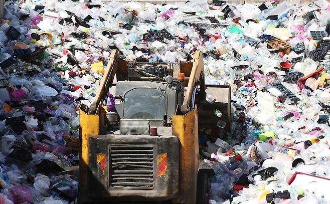 5일 오후 경기도 수원시 영통구 수원시자원순환센터에서 관계자들이 추석 연휴가 끝나고 쏟아져 나온 플라스틱 등 재활용 쓰레기를 정리하고 있다. 2020.10.5/연합뉴스