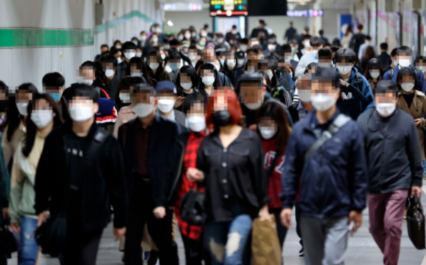 서울 한 지하철역에서 시민들이 마스크를 쓰고 이동하고 있다./연합뉴스