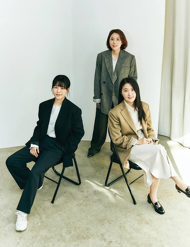 (왼쪽부터) 〈노는언니〉 제작진 박지은 PD, 장윤희 작가, 방현영 CP. 박지은이 입은 오버 핏의 블레이저는 Juun. J. 화이트 톱은 COS. 팬츠는 H&M. 신발은 본인 소장품. 장윤희가 입은 회색 체크 패턴의 재킷과 셔츠는 모두 Zara. 와이드 핏의 팬츠는 COS. 블랙 레더 힐은 스타일리스트 소장품. 방현영이 입은 베이지 컬러의 재킷은 Low Classic. 나머지는 모두 본인 소장품.