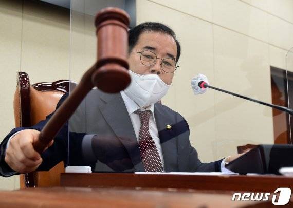 박성중 소위원장이 25일 국회에서 열린 과학기술정보방송통신위원회 정보통신방송법안심사소위원회에서 의사봉을 두드리고 있다. 뉴스1화상