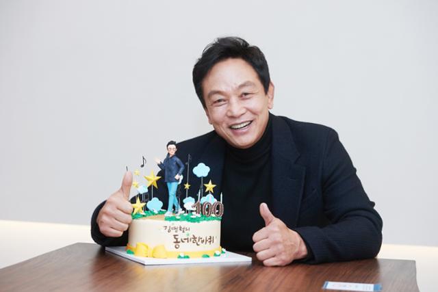 배우 김영철이 '김영철의 동네 한 바퀴' 100회를 기념한 케이크 앞에서 포즈를 취하고 있다. KBS 제공