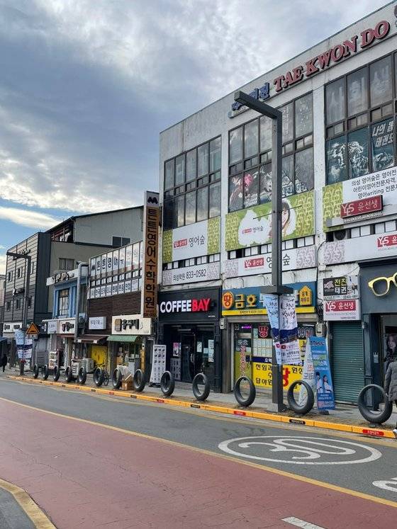 의성군 의성읍 모습. 도심 외곽지 정도의 모습으로, 쇠퇴해간다는 느낌은 찾아보기 어렵다. 김윤호 기자