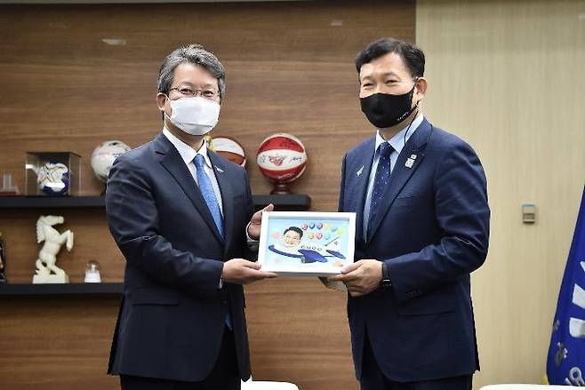 부산시(시장 권한대행 변성완, 왼쪽)10일 국회 외교통상위원장이자 더불어민주당 동북아평화협력특별위원회 위원장인 송영길 국회의원을 ‘부산광역시 명예시민’으로 위촉했다./사진=부산시