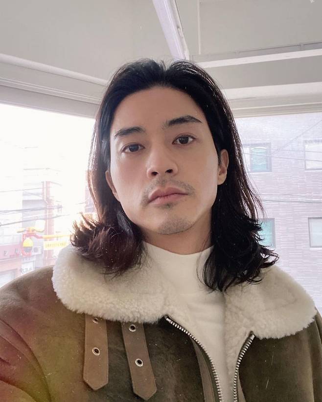 Slight Lion Feelings Kim Ji-hoon, todays extraordinary fashion senseKim Ji-hoon boasted an extraordinary sense of fashion.Kim Ji-hoon released several photos on December 10 on his Instagram with an article entitled Today is a little Lion Feelings.His trademark long-haired hairstyle stands out.