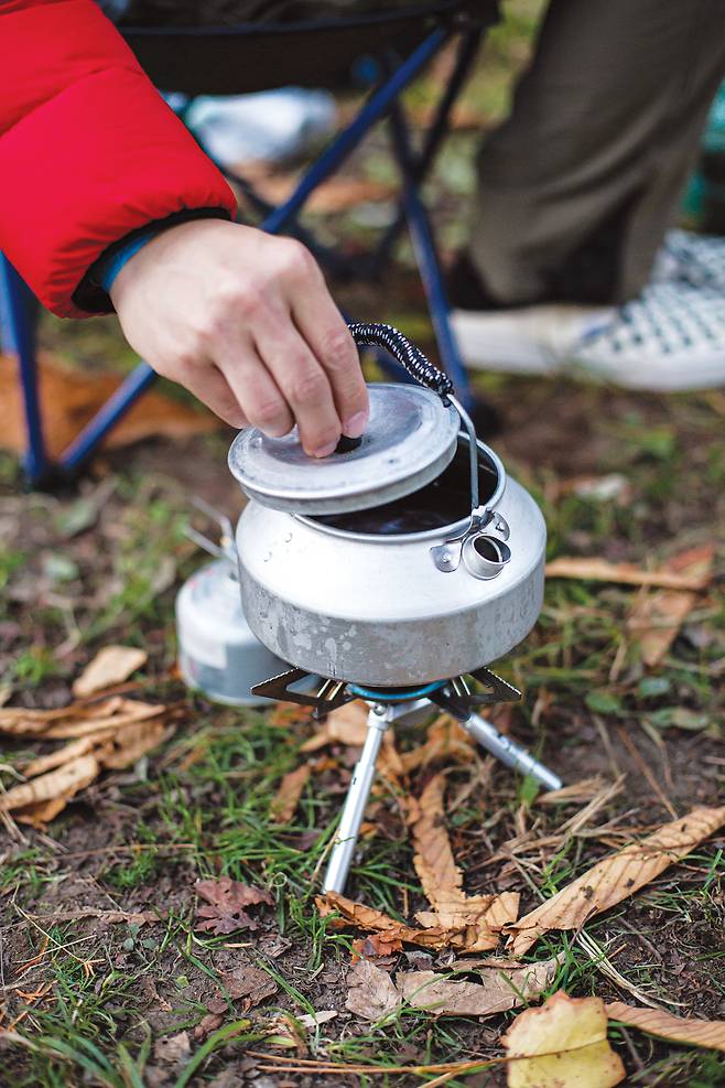 따뜻한 커피 한 잔은 자연 속에서 그 맛과 향이 더 진해진다.