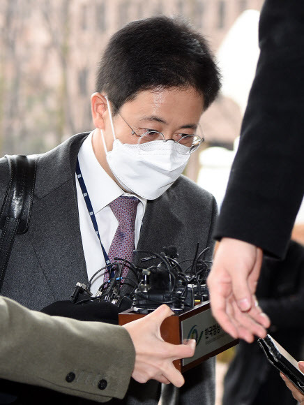 손준성 대검 수사정보정책관 법무부 도착 - 윤석열 검찰총장에 대한 법무부의 검사징계위원회가 열린 10일 손준성 대검찰청 수사정보정책관이 경기 정부과천청사 법무부로 들어가고 있다. 2020.12.10 연합뉴스