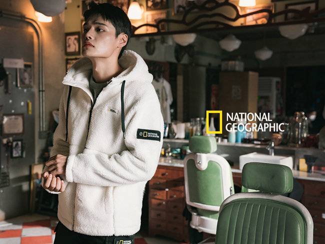 더네이쳐홀딩스 패션 브랜드 ‘내셔널지오그래픽’ 모델 정혁. 그가 입은 플리스 아우터는 100% 친환경 제품으로 젊은 세대의 인기를 얻고 있다. [더네이쳐홀딩스 제공]