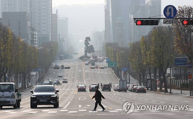 서울 뿌옇다 (서울=연합뉴스) 서명곤 기자 = 7일 오전 서울 시내 거리가 뿌옇게 보이고 있다. 서울 초미세먼지 농도는 나쁨. 2020.12.7 seephoto@yna.co.kr