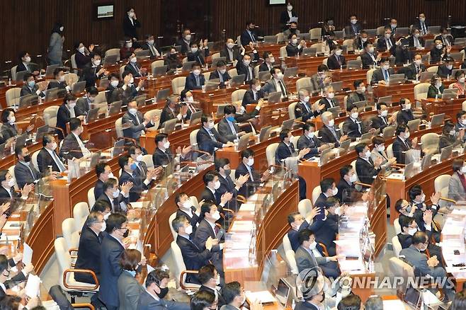 공수처법 개정안 가결에 민주당 의원들 박수 (서울=연합뉴스) 진성철 기자 = 야당의 비토(거부)권을 무력화하는 내용을 담은 ‘고위공직자범죄수사처(공수처)법’ 개정안이 10일 국회 본회의에서 통과되자 더불어민주당 의원들이 박수를 치고 있다. 2020.12.10 zjin@yna.co.kr