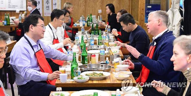 닭한마리 만찬 중인 한미 외교차관 (서울=연합뉴스) 최종건 외교부 1차관(왼쪽)과 스티븐 비건 미국 국무부 부장관(오른쪽)이 10일 저녁 서울 시내 닭한마리 식당에서 식사하고 있다. 2020.12.10 [외교부 제공, 재판매 및 DB 금지] photo@yna.co.kr