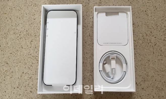 아이폰12 박스 기본 구성품. 충전기가 빠지면서 박스의 부피가 크게 줄었다. 차기작에서는 오른쪽 아래  USB-C 라이트닝 케이블도 빠질 것이란 전망이다. (사진= 장영은 이데일리 기자)