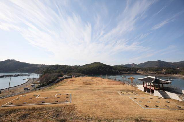 소을비포진성 좌우로 성만큼 아담한 바다가 펼쳐진다. ⓒ박준규