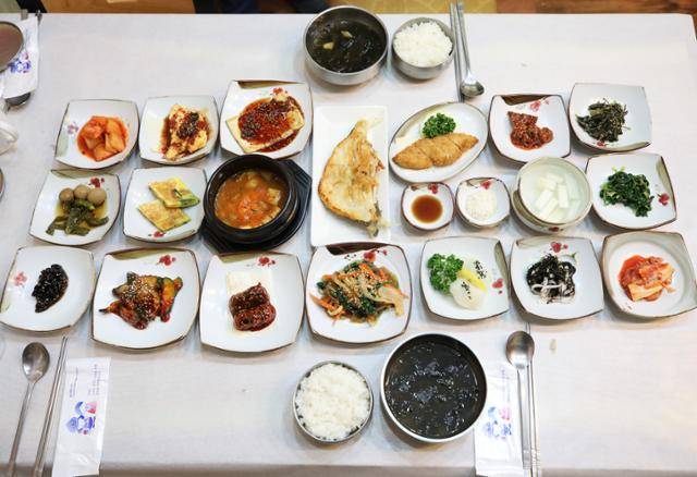 20여가지 반찬에 리필이 가능한 수라한정식 식당의 기본한정식 1만2,000원(2인 이상 가능).