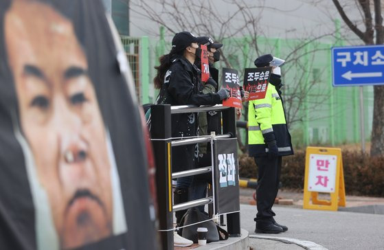 자유연대, GZSS 등 시민단체 회원들이 11일 오후 서울 구로구 남부교도소 앞에서 아동 성범죄자 조두순의 출소를 규탄하는 집회를 하고 있다. 연합뉴스