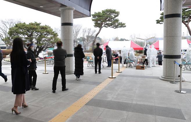 대전 유성구 직원들이 지난 10일 구청사 앞 임시 선별진료소 앞에서 코로나19 검사를 기다리고 있다. 유성구 제공