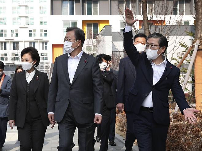 문재인 대통령이 11일 경기 화성시 동탄 공공임대주택에서 김현미 국토교통부 장관(왼쪽), LH 사장인 변창흠 국토부 장관 후보자와 함께 임대주택 단지를 걸어가고 있다. 청와대사진기자단