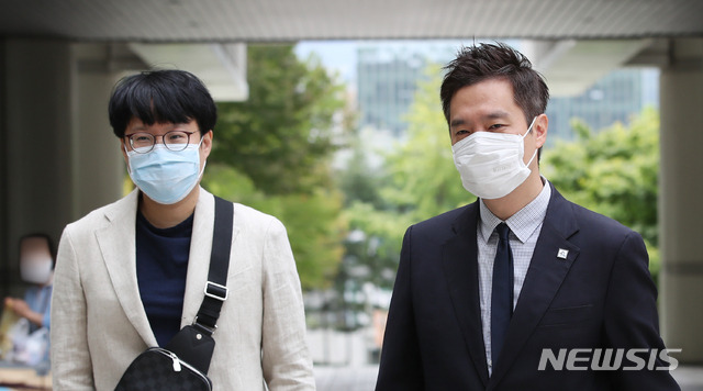 [서울=뉴시스]조수정 기자 = 인터넷에 허위사실을 올려 고(故) 백남기 농민 유족의 명예를 훼손한 혐의로 1심에서 벌금형을 선고받은 김세의(오른쪽) 전 MBC 기자와 만화가 윤서인씨가 지난 9월1일 오전 항소심 선고에 출석하기 위해 서울 서초동 서울중앙지방법원으로 들어서고 있다. 2020.09.01.  chocrystal@newsis.com