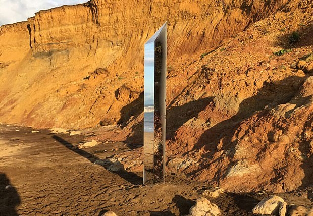 6일 영국 와이트섬 해변에 생긴 금속기둥은 스타일이 조금 달랐다. 수영객들이 발견한 금속기둥은 3면이 모두 거울처럼 주변을 반사했다. 기둥은 이후 현지 20대 디자이너가 만든 것으로 밝혀졌다.