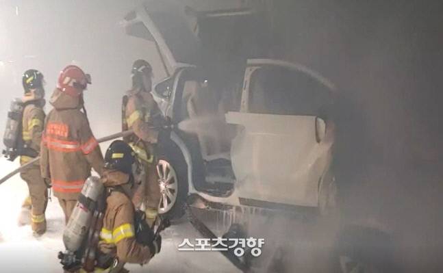 테슬라의 모델X 롱레인지 차량이 지난 9일 밤 서울 용산구 아파트 주차장에서 진입하다 벽과 충돌한 이후 화재가 발생해 해당 차주는 사망했다. |용산소방서 제공