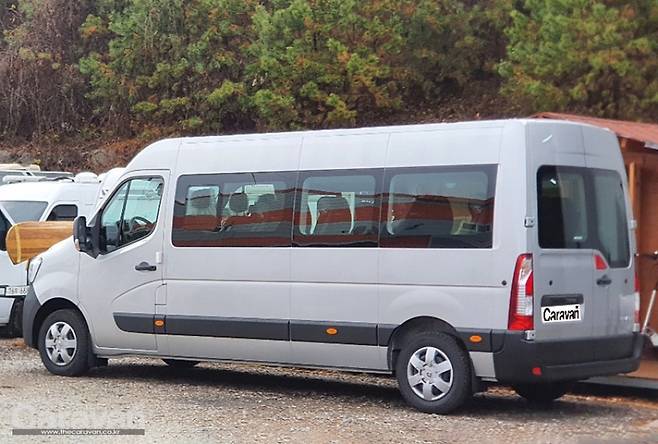 르노 마스터 15인승의 측후면부