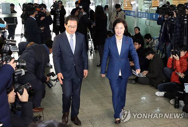 윤 측 "심재철, 의결정족수 규정 점탈…절차적으로 부적합" (서울=연합뉴스) 윤석열 검찰총장의 특별 변호인인 이완규 변호사가 지난 10일 저녁 징계위 1차심의를 마친 뒤 기자들과 만나 심재철 검찰국장의 자진 회피와 관련해 "절차적으로 부적합하다"면서 "회피 시기를 조정함으로써 기피 신청 의결에 대한 의결 정족수 규정을 점탈한 것으로 보인다는 의견을 (징계위에) 진술했다"고 밝혔다. 사진은 지난해 12월 9일 당시 심재철 법무부 검찰국장의 안내를 받으며 출근하는 추미애 법무부 장관 후보자. 2020.12.10  [연합뉴스 자료사진] photo@yna.co.kr