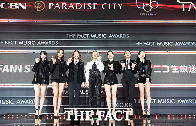 2020 TMA] Smile of TWICE melting ColdThe 2020 The Fact Music Awards was held in a way that thoroughly complies with the anti-virus guidelines and adds online connections to Untact, which means non-face-to-face, for the safety of fans and The Artist to prevent the spread of Corona 19.TMA includes BTS, Super Junior, New East, GOT7 (Godseven), MonsterX, Seventeen, Gang Daniel, TWICE, Mamamu, (woman) children, ITZY (yes), Stray Kids, Tomorrow By Together, ATIZ, Crabbitty, Weekly, Thebo K-pop The Artists, who are the most popular in the world, such as Iz, Izwon, and Jesse, appeared.The red carpet at 4 pm on December 12, the awards ceremony at 6 pm, was broadcast simultaneously to 30 countries around the world through Naver V LIVE.