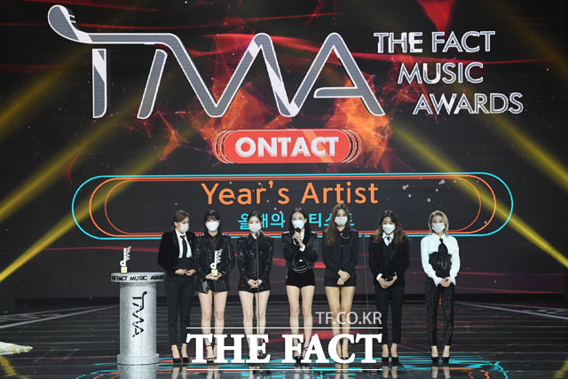 2020 TMA] TWICE selected as The Artist of the YearThe 2020 The Fact Music Awards was held in a way that thoroughly complies with the anti-virus guidelines and adds online connections to Untact, which means non-face-to-face, for the safety of fans and The Artist to prevent the spread of Corona 19.TMA includes BTS, Super Junior, New East, GOT7 (Godseven), MonsterX, Seventeen, Gang Daniel, TWICE, Mamamu, (woman) children, ITZY (yes), Stray Kids, Tomorrow By Together, ATIZ, Crabbitty, Weekly, Thebo K-pop The Artists, who are the most popular in the world, such as Iz, Izwon, and Jesse, appeared.The red carpet at 4 pm on December 12, the awards ceremony at 6 pm, was broadcast simultaneously to 30 countries around the world through Naver V LIVE.