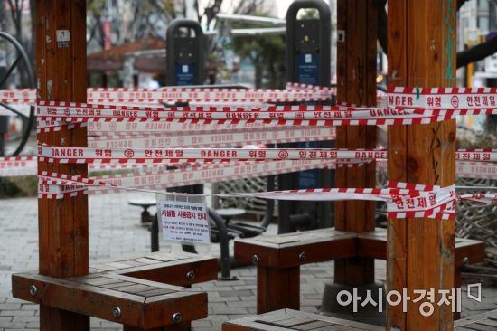 서울 마포구 홍익문화공원에 출입통제 띠가 둘러져 있다./문호남 기자 munonam@