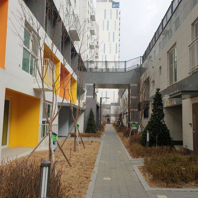 성인 걸음으로 10걸음 정도의 짧은 동간 간격으로 불편함을 토로하는 입주민들이 있다. 사진은 화성동탄2 A4-1블록 행복주택 전경.ⓒ황보준엽 기자