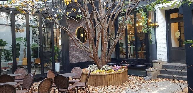 New York-based Lots O Bagels opened in Seoul’s Sinsa-dong on Oct. 30. (Photo credit: Jean Oh/The Korea Herald)