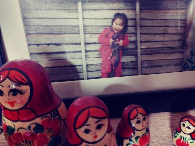 Gag Woman Shin Yong-sun has revealed a childhood photo.On December 12, Shin Yong-sun posted a photo on his Instagram with the words, 1983 Preschool Shinmina.Shin Jong-sun in the revealed photo is a childs appearance and boasts a cute appearance.The people who saw the pictures responded, I was lovely and cute even as a child.Meanwhile, Shin Jong-sun revealed that the name originally called at home was Shin Bina, not Shin Jong-sun.