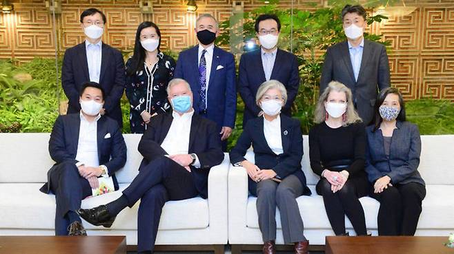 비건 미 국무부 부장관이 지난 11일 저녁 강경화 외교부 장관이 서울 용산구 장관 공관에서 주최한 만찬 일정을 끝으로 '고별 방한 일정'을 마무리했다. 사진은 만찬 계기 기념사진 촬영 모습.