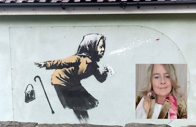 뱅크시의 신작과 벽화가 그려진 집 주인의 모습. 사진=AFP 연합뉴스