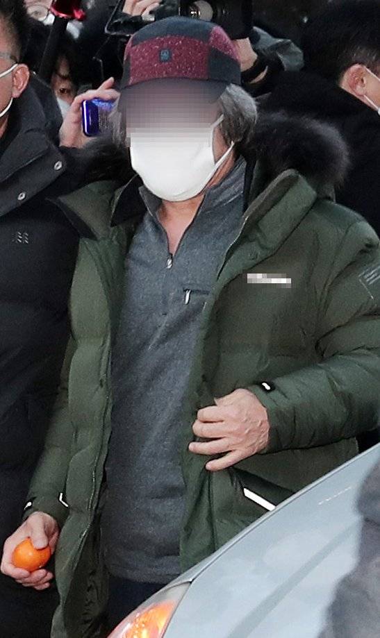 아동 성폭행 혐의로 징역 12년을 복역 후 출소한 조두순(68)이 12일 오전 경기도 안산준법지원센터에서 행정절차를 위해 이동하고 있다. 뉴스1