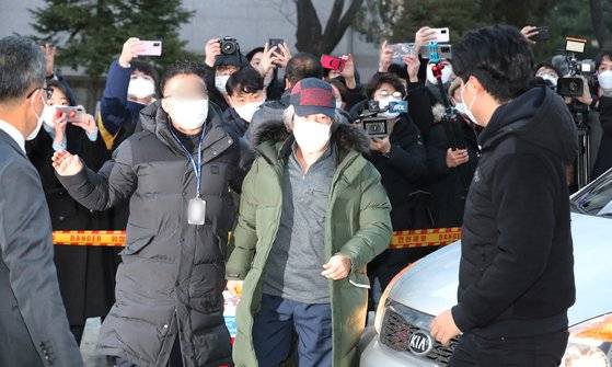 아동 성폭행 혐의로 징역 12년을 복역 후 출소한 조두순(68)이 12일 오전 경기도 안산준법지원센터에서 행정절차를 위해 이동하고 있다. 뉴스1
