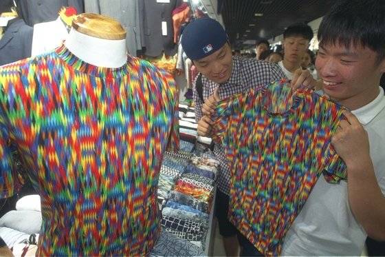 1999년 신창원이 구속될때 입었던 요란한 무늬의 셔츠가 신세대 사이에서 인기를 끌었다. 중앙포토